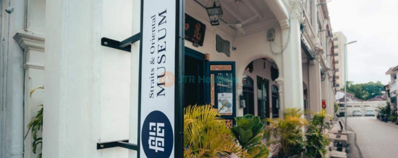 Musée des Détroits et de l'Orient - Découvrez l'histoire fascinante du commerce maritime et des artefacts anciens au Musée des Détroits et de l'Orient à Penang. Explorez des reliques d'épaves, des trésors en porcelaine et des objets historiques qui mettent en valeur le riche patrimoine de la région. Le Musée des Détroits et de l'Orient est un site incontournable pour les passionnés d'histoire, offrant un aperçu du passé à travers des expositions captivantes. Plongez dans l'univers des épaves et apprenez l'importance de la porcelaine ancienne au Musée des Détroits et de l'Orient. Musée des Détroits et de l'Orient - Image 3 sur 5