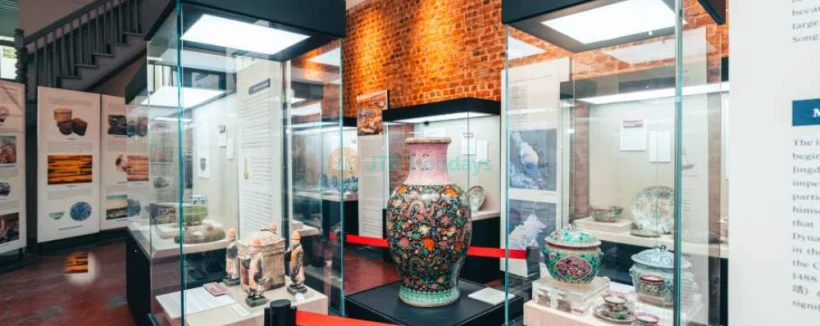 Musée des Détroits et de l'Orient - Découvrez l'histoire fascinante du commerce maritime et des artefacts anciens au Musée des Détroits et de l'Orient à Penang. Explorez des reliques d'épaves, des trésors en porcelaine et des objets historiques qui mettent en valeur le riche patrimoine de la région. Le Musée des Détroits et de l'Orient est un site incontournable pour les passionnés d'histoire, offrant un aperçu du passé à travers des expositions captivantes. Plongez dans l'univers des épaves et apprenez l'importance de la porcelaine ancienne au Musée des Détroits et de l'Orient. Musée des Détroits et de l'Orient - Image 4 sur 5