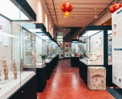 Musée des Détroits et de l'Orient - Découvrez l'histoire fascinante du commerce maritime et des artefacts anciens au Musée des Détroits et de l'Orient à Penang. Explorez des reliques d'épaves, des trésors en porcelaine et des objets historiques qui mettent en valeur le riche patrimoine de la région. Le Musée des Détroits et de l'Orient est un site incontournable pour les passionnés d'histoire, offrant un aperçu du passé à travers des expositions captivantes. Plongez dans l'univers des épaves et apprenez l'importance de la porcelaine ancienne au Musée des Détroits et de l'Orient. Musée des Détroits et de l'Orient - Image 5 sur 5