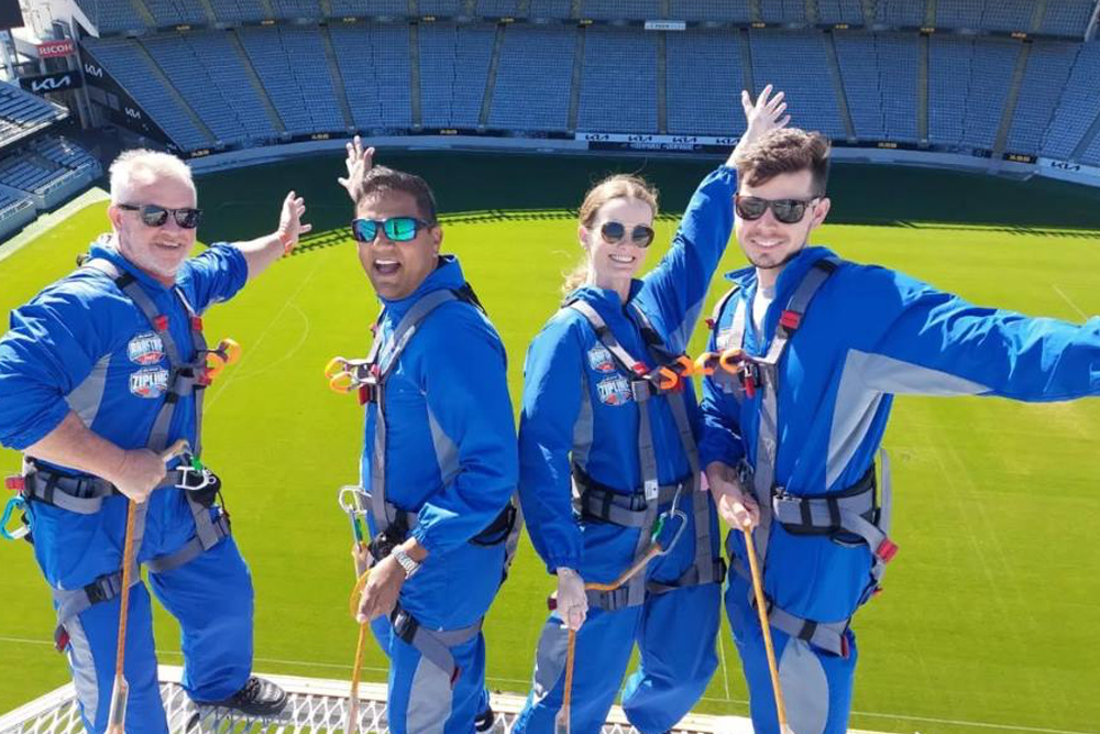 Eden Park Stadion - Auckland - Entdecken Sie das legendäre Eden Park Stadion in Auckland mit einer geführten Tour. Erkunden Sie den Spielertunnel, sitzen Sie auf dem Trainerstuhl und erleben Sie das historische Spielfeld Nr. 1. Machen Sie unvergessliche Fotos, besuchen Sie die Umkleideräume und erfahren Sie mehr über das reiche Rugby-Erbe des Stadions. Eden Park Stadion - Auckland - Bild 2 von 5