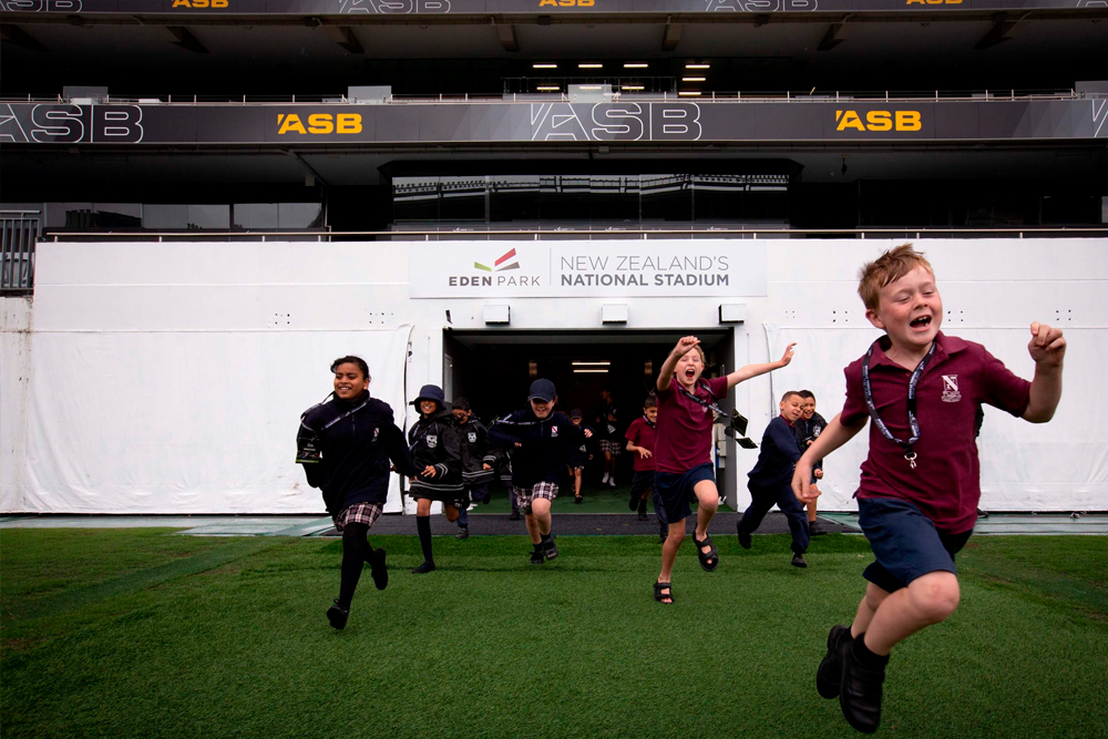Eden Park Stadion - Auckland - Entdecken Sie das legendäre Eden Park Stadion in Auckland mit einer geführten Tour. Erkunden Sie den Spielertunnel, sitzen Sie auf dem Trainerstuhl und erleben Sie das historische Spielfeld Nr. 1. Machen Sie unvergessliche Fotos, besuchen Sie die Umkleideräume und erfahren Sie mehr über das reiche Rugby-Erbe des Stadions. Eden Park Stadion - Auckland - Bild 3 von 5