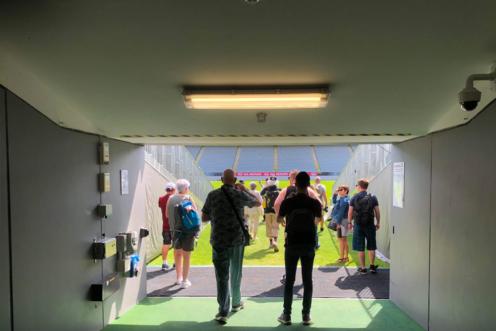 Eden Park Stadion - Auckland - Entdecken Sie das legendäre Eden Park Stadion in Auckland mit einer geführten Tour. Erkunden Sie den Spielertunnel, sitzen Sie auf dem Trainerstuhl und erleben Sie das historische Spielfeld Nr. 1. Machen Sie unvergessliche Fotos, besuchen Sie die Umkleideräume und erfahren Sie mehr über das reiche Rugby-Erbe des Stadions. Eden Park Stadion - Auckland - Bild 4 von 5
