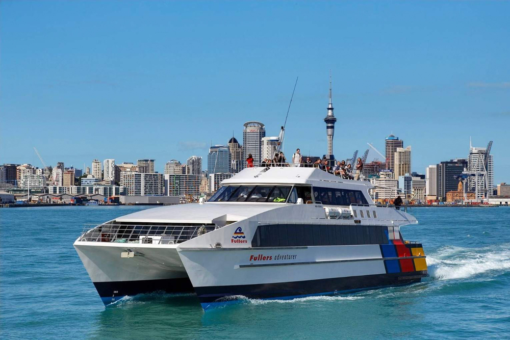 Billet de ferry d'Auckland à l'île de Waiheke - Profitez d'un trajet en catamaran de luxe de 40 minutes d'Auckland à l'île de Waiheke, offrant des vues imprenables sur le golfe de Hauraki. Commencez votre parcours depuis le centre-ville d'Auckland et découvrez les vignobles réputés de Waiheke, sa gastronomie délicieuse et ses sentiers de randonnée panoramiques. Détendez-vous sur des plages de sable blanc immaculé ou explorez la beauté naturelle de l'île à votre rythme. Parfait pour des excursions d'une journée ou des séjours plus longs, ce trajet en ferry est la porte d'entrée idéale vers l'île de Waiheke. Billet de ferry d'Auckland à l'île de Waiheke - Image 2 sur 5