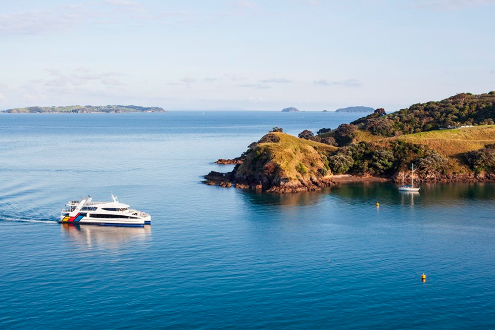 Fährticket von Auckland zur Waiheke-Insel - Genießen Sie eine 40-minütige Luxus-Katamaranfahrt von Auckland zur Waiheke-Insel mit atemberaubenden Ausblicken auf den Hauraki-Golf. Starten Sie Ihre Reise von der Innenstadt Aucklands und entdecken Sie Waihekes renommierte Weinberge, leckeres Essen und malerische Wanderwege. Entspannen Sie an makellosen weißen Sandstränden oder erkunden Sie die natürliche Schönheit der Insel in Ihrem eigenen Tempo. Perfekt für Tagesausflüge oder längere Aufenthalte, ist diese Fährfahrt das ultimative Tor zur Waiheke-Insel. Fährticket von Auckland zur Waiheke-Insel - Bild 4 von 5