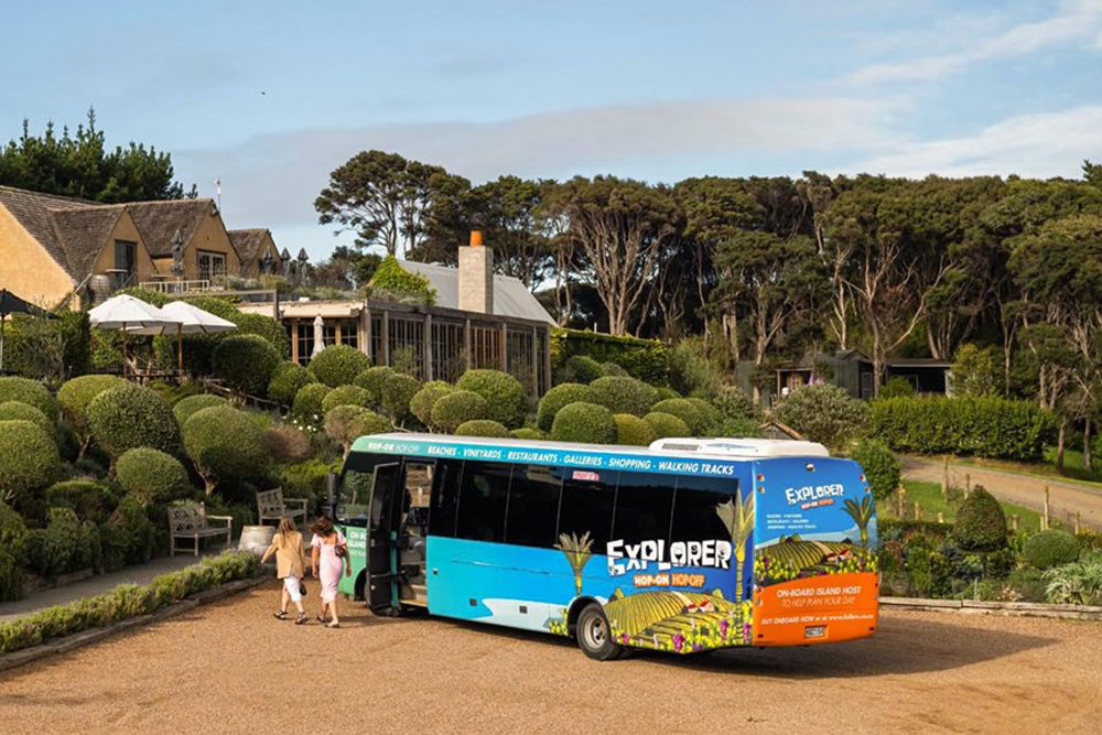 Billet de ferry d'Auckland à l'île de Waiheke - Profitez d'un trajet en catamaran de luxe de 40 minutes d'Auckland à l'île de Waiheke, offrant des vues imprenables sur le golfe de Hauraki. Commencez votre parcours depuis le centre-ville d'Auckland et découvrez les vignobles réputés de Waiheke, sa gastronomie délicieuse et ses sentiers de randonnée panoramiques. Détendez-vous sur des plages de sable blanc immaculé ou explorez la beauté naturelle de l'île à votre rythme. Parfait pour des excursions d'une journée ou des séjours plus longs, ce trajet en ferry est la porte d'entrée idéale vers l'île de Waiheke. Billet de ferry d'Auckland à l'île de Waiheke - Image 5 sur 5