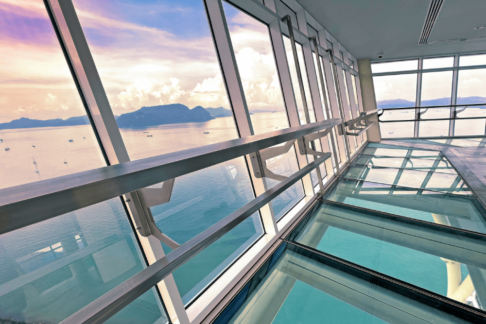 MAHA塔 - 在Langkawi的MAHA塔欣赏令人震撼的景色,这里可以360度全景观赏城市和安达曼海。漫步在MAHA塔令人兴奋的玻璃底观景台,体验其独特的倾斜窗户。探索MAHA塔的Maha广场,这里有现场音乐、跳蚤市场和节庆活动。无论您是寻找奇妙风景还是热闹娱乐,MAHA塔都是Langkawi必访的目的地。今天就计划您的MAHA塔之旅,留下难忘回忆! MAHA塔 - 图片 2 的 5