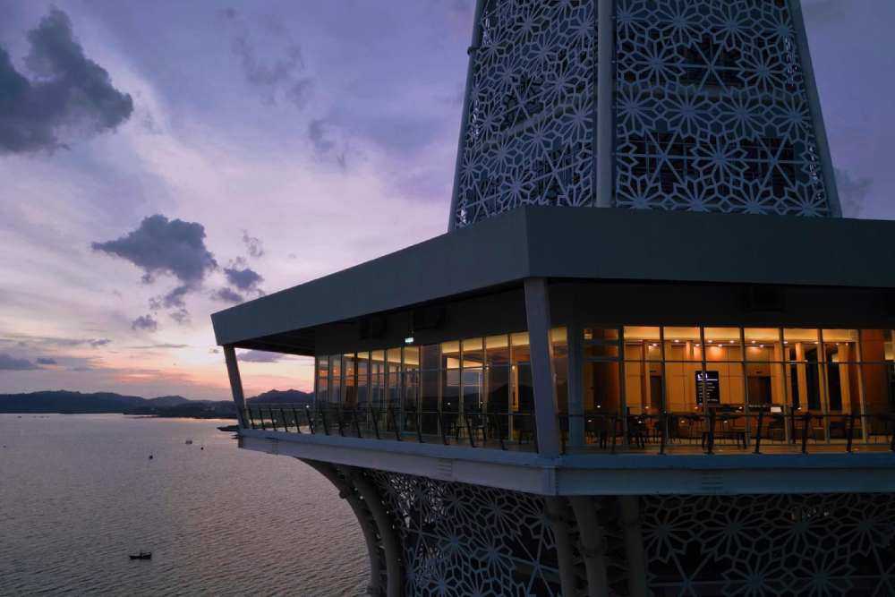 MAHA塔 - 在Langkawi的MAHA塔欣赏令人震撼的景色,这里可以360度全景观赏城市和安达曼海。漫步在MAHA塔令人兴奋的玻璃底观景台,体验其独特的倾斜窗户。探索MAHA塔的Maha广场,这里有现场音乐、跳蚤市场和节庆活动。无论您是寻找奇妙风景还是热闹娱乐,MAHA塔都是Langkawi必访的目的地。今天就计划您的MAHA塔之旅,留下难忘回忆! MAHA塔 - 图片 5 的 5