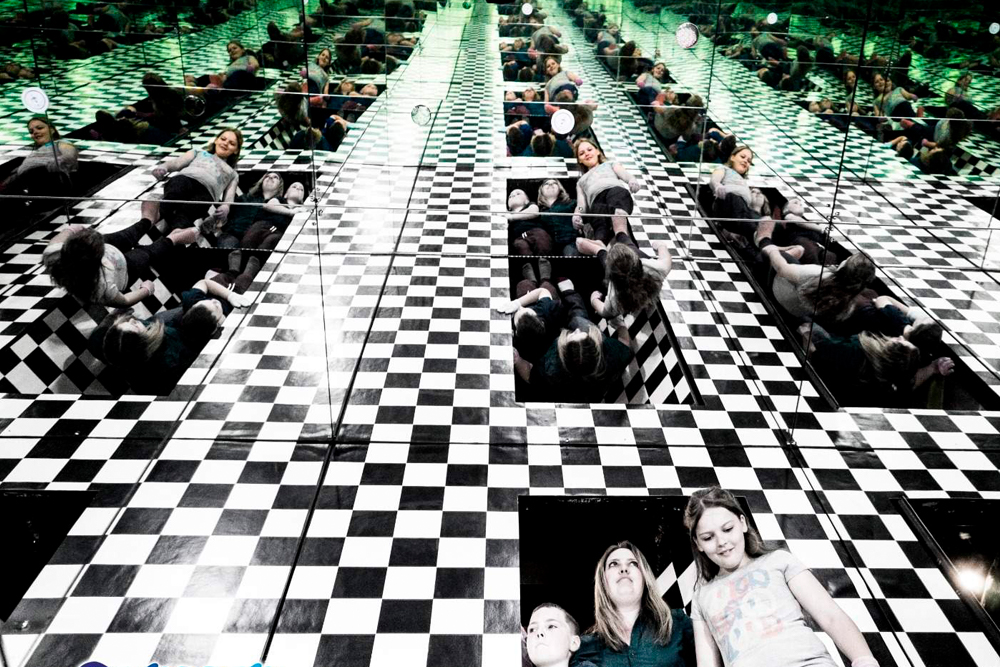 Odyssée Labyrinthe Sensoriel Queenstown - Embarquez pour un voyage fascinant à l'Odyssée Labyrinthe Sensoriel Queenstown, où 13 zones uniques présentent des effets d'éclairage captivants et des défis sensoriels. Mettez vos sens à l'épreuve dans cette expérience immersive qui donne l'impression d'un autre monde. Parfait pour les enfants comme pour les adultes, il promet divertissement, exploration et souvenirs inoubliables au cœur de Queenstown. Odyssée Labyrinthe Sensoriel Queenstown - Image 2 sur 5