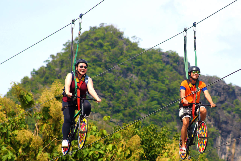 Parc Aventure et Xtreme de Langkawi - Vivez l'excitation au Parc Aventure et Xtreme de Langkawi, qui propose plus de 12 activités palpitantes comme des balades en quad, du karting, du tir à l'arc et bien plus. Explorez les superbes sentiers naturels du parc et profitez de la beauté naturelle du Parc Aventure et Xtreme de Langkawi. Que vous recherchiez l'aventure ou la détente, le Parc Aventure et Xtreme de Langkawi a quelque chose pour tout le monde. Préparez-vous à des moments de plaisir et d'émotion au Parc Aventure et Xtreme de Langkawi dès aujourd'hui ! Parc Aventure et Xtreme de Langkawi - Image 1 sur 5