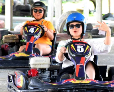 Parc Aventure et Xtreme de Langkawi - Vivez l'excitation au Parc Aventure et Xtreme de Langkawi, qui propose plus de 12 activités palpitantes comme des balades en quad, du karting, du tir à l'arc et bien plus. Explorez les superbes sentiers naturels du parc et profitez de la beauté naturelle du Parc Aventure et Xtreme de Langkawi. Que vous recherchiez l'aventure ou la détente, le Parc Aventure et Xtreme de Langkawi a quelque chose pour tout le monde. Préparez-vous à des moments de plaisir et d'émotion au Parc Aventure et Xtreme de Langkawi dès aujourd'hui ! Parc Aventure et Xtreme de Langkawi - Image 2 sur 5