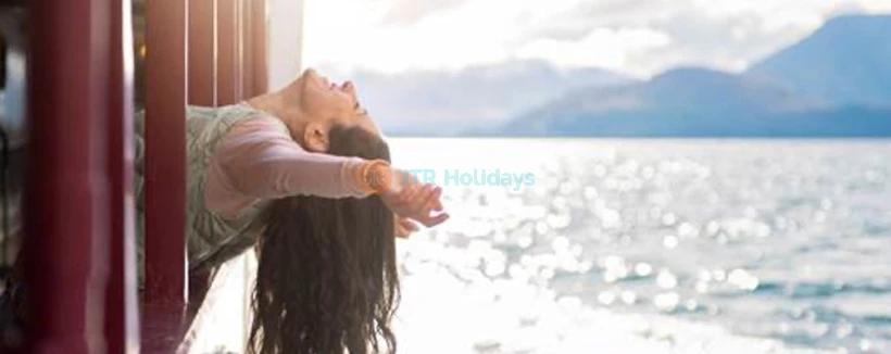 Croisière ultime sur le lac Wakatipu - Queenstown - Embarquez pour la Croisière ultime sur le lac Wakatipu pour un voyage panoramique à travers les paysages époustouflants de Queenstown. Naviguez devant de pittoresques maisons au bord du lac, le barrage historique et de paisibles îles de saules tout en profitant de vues à couper le souffle. Profitez d'un commentaire d'experts partageant l'histoire locale et des anecdotes intrigantes. Le bar à bord propose des boissons, ce qui en fait le moyen idéal pour se détendre et apprécier la beauté du lac. Croisière ultime sur le lac Wakatipu - Queenstown - Image 3 sur 5
