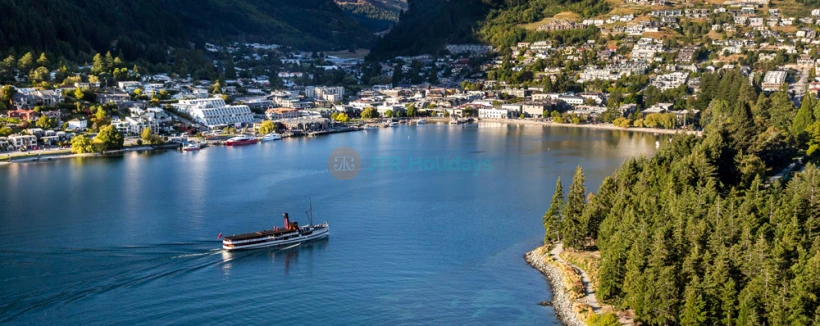 Croisière ultime sur le lac Wakatipu - Queenstown - Embarquez pour la Croisière ultime sur le lac Wakatipu pour un voyage panoramique à travers les paysages époustouflants de Queenstown. Naviguez devant de pittoresques maisons au bord du lac, le barrage historique et de paisibles îles de saules tout en profitant de vues à couper le souffle. Profitez d'un commentaire d'experts partageant l'histoire locale et des anecdotes intrigantes. Le bar à bord propose des boissons, ce qui en fait le moyen idéal pour se détendre et apprécier la beauté du lac. Croisière ultime sur le lac Wakatipu - Queenstown - Image 4 sur 5