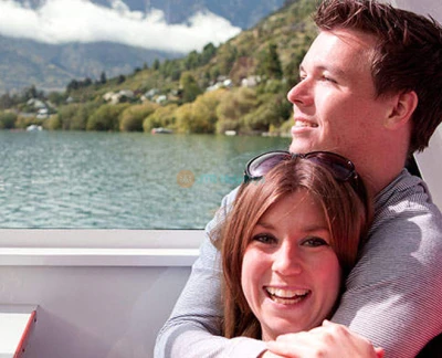 Croisière ultime sur le lac Wakatipu - Queenstown - Embarquez pour la Croisière ultime sur le lac Wakatipu pour un voyage panoramique à travers les paysages époustouflants de Queenstown. Naviguez devant de pittoresques maisons au bord du lac, le barrage historique et de paisibles îles de saules tout en profitant de vues à couper le souffle. Profitez d'un commentaire d'experts partageant l'histoire locale et des anecdotes intrigantes. Le bar à bord propose des boissons, ce qui en fait le moyen idéal pour se détendre et apprécier la beauté du lac. Croisière ultime sur le lac Wakatipu - Queenstown - Image 5 sur 5