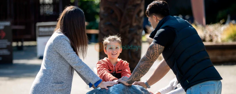 Te Puia Ticket - Entdecken Sie die reiche Māori-Kultur und geothermischen Wunder mit einem Te Puia Ticket in Rotorua. Erleben Sie den beeindruckenden Pōhutu-Geysir, erkunden Sie das Māori Arts and Crafts Institute und genießen Sie einzigartige kulturelle Darbietungen. Fügen Sie das Haka-Erlebnis für eine immersive, traditionelle Begrüßung hinzu und genießen Sie den magischen Geysir bei Nacht. Enthüllen Sie die Schönheit und Geschichte dieses ikonischen Reiseziels in Neuseeland. Te Puia Ticket - Bild 4 von 5