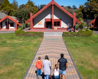 Te Puia Ticket - Entdecken Sie die reiche Māori-Kultur und geothermischen Wunder mit einem Te Puia Ticket in Rotorua. Erleben Sie den beeindruckenden Pōhutu-Geysir, erkunden Sie das Māori Arts and Crafts Institute und genießen Sie einzigartige kulturelle Darbietungen. Fügen Sie das Haka-Erlebnis für eine immersive, traditionelle Begrüßung hinzu und genießen Sie den magischen Geysir bei Nacht. Enthüllen Sie die Schönheit und Geschichte dieses ikonischen Reiseziels in Neuseeland. Te Puia Ticket - Bild 5 von 5