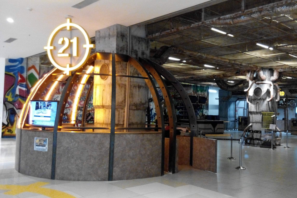 District 21 Putrajaya Ticket - Erleben Sie das ultimative Abenteuer im District 21, dem aufregenden apokalyptisch thematisierten Park im IOI City Mall, Putrajaya. District 21 bietet 8 spannende Attraktionen, darunter Klettern, Rutschen, Springen und Fliegen für alle Altersgruppen. Erkunden Sie die einzigartige postapokalyptische Welt von District 21 mit Freunden und Familie für einen Tag voller nonstop Spaß. Perfekt für Adrenalinjunkies ist District 21 ein Muss für unvergessliche Erinnerungen. Bereiten Sie sich darauf vor, sich im District 21 herauszufordern und heute endlosen Nervenkitzel zu genießen! District 21 Putrajaya Ticket - Bild 3 von 5