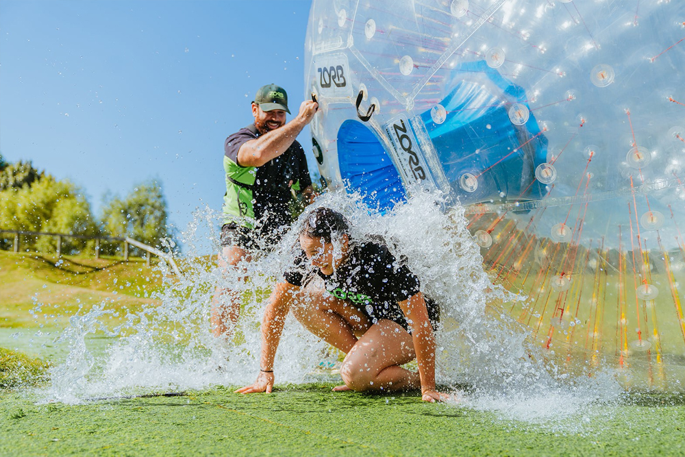 ZORB Aufblasbare Ball-Abenteuer - Rotorua - Erleben Sie den Nervenkitzel, auf den steilen Hügeln von Rotorua in einem aufblasbaren ZORB-Ball den Hang hinunterzurollen. Wählen Sie zwischen der kurvenreichen Sidwinder-Strecke oder der aufregenden Dual Straight-Strecke für puren Nervenkitzel. Ob allein oder mit Freunden, ZORB bietet ein spaßiges Abenteuer. Verpassen Sie nicht dieses einzigartige und mit Lachen gefüllte Erlebnis in Rotorua. ZORB Aufblasbare Ball-Abenteuer - Rotorua - Bild 3 von 5