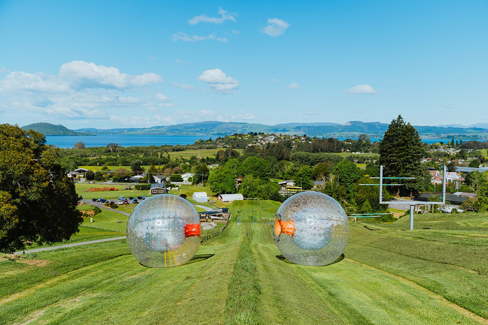 ZORB Aufblasbare Ball-Abenteuer - Rotorua - Erleben Sie den Nervenkitzel, auf den steilen Hügeln von Rotorua in einem aufblasbaren ZORB-Ball den Hang hinunterzurollen. Wählen Sie zwischen der kurvenreichen Sidwinder-Strecke oder der aufregenden Dual Straight-Strecke für puren Nervenkitzel. Ob allein oder mit Freunden, ZORB bietet ein spaßiges Abenteuer. Verpassen Sie nicht dieses einzigartige und mit Lachen gefüllte Erlebnis in Rotorua. ZORB Aufblasbare Ball-Abenteuer - Rotorua - Bild 4 von 5