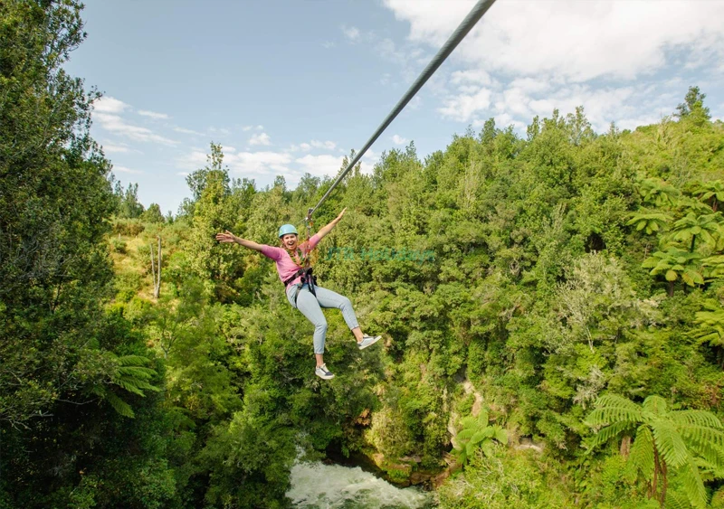Esperienza Zipline Rotorua sopra le Okere Falls