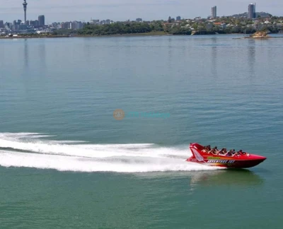 Auckland Abenteuer Jetbootfahrt - Spüre den Nervenkitzel bei der Auckland Abenteuer Jetbootfahrt, die über die atemberaubenden Gewässer des Hauraki Golfs rast. Genieße aufregende Drehungen, Wendungen und Drehungen, während du den atemberaubenden Blick auf die Skyline von Auckland und ikonische Wahrzeichen genießt. Erkunde Sehenswürdigkeiten wie die Chelsea Zuckerfabrik und die Klippen von Kauri Point. Erfahrene Guides sorgen für ein unvergessliches und sicheres Abenteuer. Auckland Abenteuer Jetbootfahrt - Bild 2 von 5