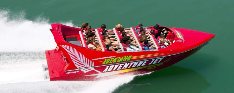 Auckland Abenteuer Jetbootfahrt - Spüre den Nervenkitzel bei der Auckland Abenteuer Jetbootfahrt, die über die atemberaubenden Gewässer des Hauraki Golfs rast. Genieße aufregende Drehungen, Wendungen und Drehungen, während du den atemberaubenden Blick auf die Skyline von Auckland und ikonische Wahrzeichen genießt. Erkunde Sehenswürdigkeiten wie die Chelsea Zuckerfabrik und die Klippen von Kauri Point. Erfahrene Guides sorgen für ein unvergessliches und sicheres Abenteuer. Auckland Abenteuer Jetbootfahrt - Bild 4 von 5