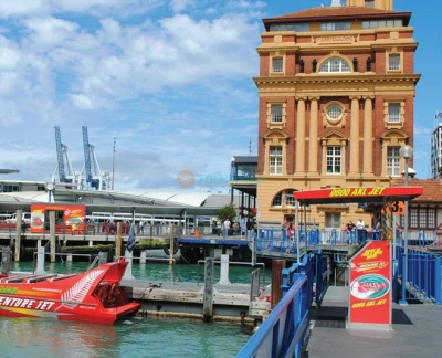 Auckland Abenteuer Jetbootfahrt - Spüre den Nervenkitzel bei der Auckland Abenteuer Jetbootfahrt, die über die atemberaubenden Gewässer des Hauraki Golfs rast. Genieße aufregende Drehungen, Wendungen und Drehungen, während du den atemberaubenden Blick auf die Skyline von Auckland und ikonische Wahrzeichen genießt. Erkunde Sehenswürdigkeiten wie die Chelsea Zuckerfabrik und die Klippen von Kauri Point. Erfahrene Guides sorgen für ein unvergessliches und sicheres Abenteuer. Auckland Abenteuer Jetbootfahrt - Bild 5 von 5