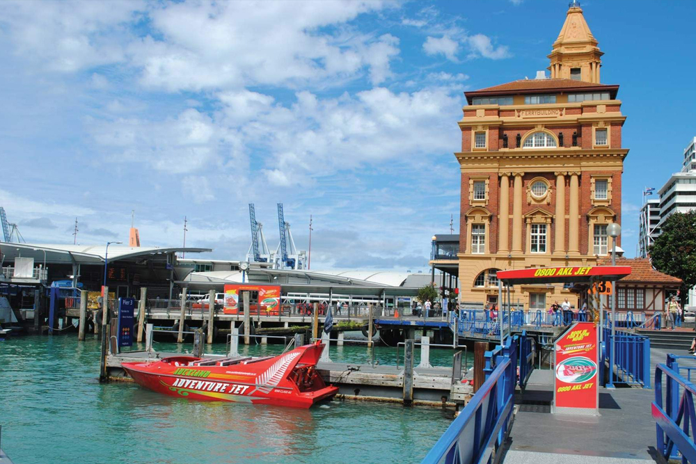 Auckland Abenteuer Jetbootfahrt - Spüre den Nervenkitzel bei der Auckland Abenteuer Jetbootfahrt, die über die atemberaubenden Gewässer des Hauraki Golfs rast. Genieße aufregende Drehungen, Wendungen und Drehungen, während du den atemberaubenden Blick auf die Skyline von Auckland und ikonische Wahrzeichen genießt. Erkunde Sehenswürdigkeiten wie die Chelsea Zuckerfabrik und die Klippen von Kauri Point. Erfahrene Guides sorgen für ein unvergessliches und sicheres Abenteuer. Auckland Abenteuer Jetbootfahrt - Bild 5 von 5
