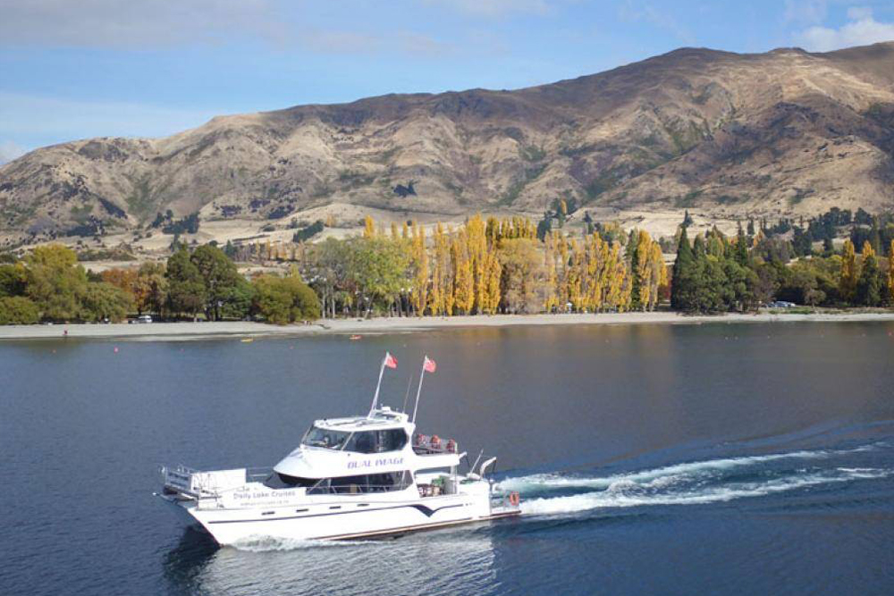 Crucero de 1 Hora en Hora Feliz - Lago Wanaka - Relájate con un Crucero de 1 hora en Hora Feliz en el Lago Wanaka, donde te rodean impresionantes vistas de montañas. Disfruta de una bebida de cortesía y déjate tentar con bebidas a $6, combinadas perfectamente con tablas de quesos gratuitas. Relájate a bordo de un lujoso catamarán de 57 pies con amplias áreas interiores y exteriores. La amable tripulación local garantiza una experiencia memorable y personalizada en esta aventura escénica. Crucero de 1 Hora en Hora Feliz - Lago Wanaka - Imagen 1 de 5