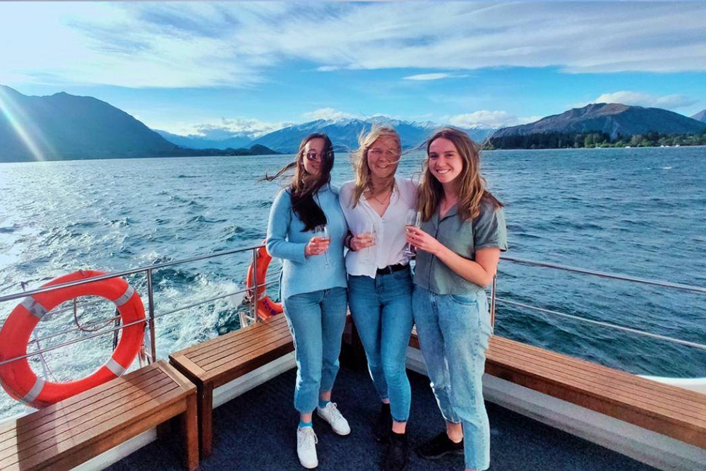 Crucero de 1 Hora en Hora Feliz - Lago Wanaka - Relájate con un Crucero de 1 hora en Hora Feliz en el Lago Wanaka, donde te rodean impresionantes vistas de montañas. Disfruta de una bebida de cortesía y déjate tentar con bebidas a $6, combinadas perfectamente con tablas de quesos gratuitas. Relájate a bordo de un lujoso catamarán de 57 pies con amplias áreas interiores y exteriores. La amable tripulación local garantiza una experiencia memorable y personalizada en esta aventura escénica. Crucero de 1 Hora en Hora Feliz - Lago Wanaka - Imagen 2 de 5