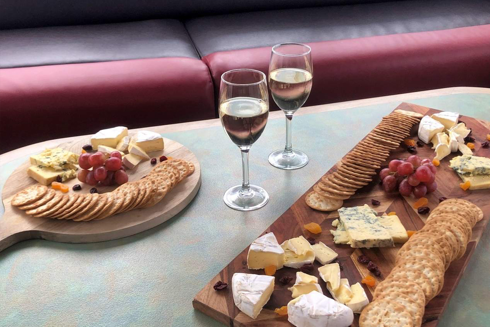 1 Hour Happy Hour Cruise - Lake Wanaka - Image 5 of 7