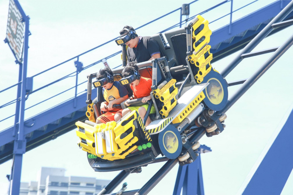 LEGOLAND Malaysia - Entdecken Sie endlosen Spaß im LEGOLAND Malaysia, wo Abenteuer für alle Altersgruppen warten. Erkunden Sie über 40 Fahrgeschäfte und Attraktionen im LEGOLAND Malaysia Freizeitpark, tauchen Sie ein in Wasserspaß im LEGOLAND Malaysia Wasserpark und bestaunen Sie Meeresleben im SEA LIFE Malaysia. LEGOLAND Malaysia ist das ultimative Ziel für Familien und bietet LEGO-inspirierte Unterhaltung, aufregende Rutschen und interaktive Lernerlebnisse. Machen Sie noch heute unvergessliche Erinnerungen im LEGOLAND Malaysia! LEGOLAND Malaysia - Bild 1 von 5