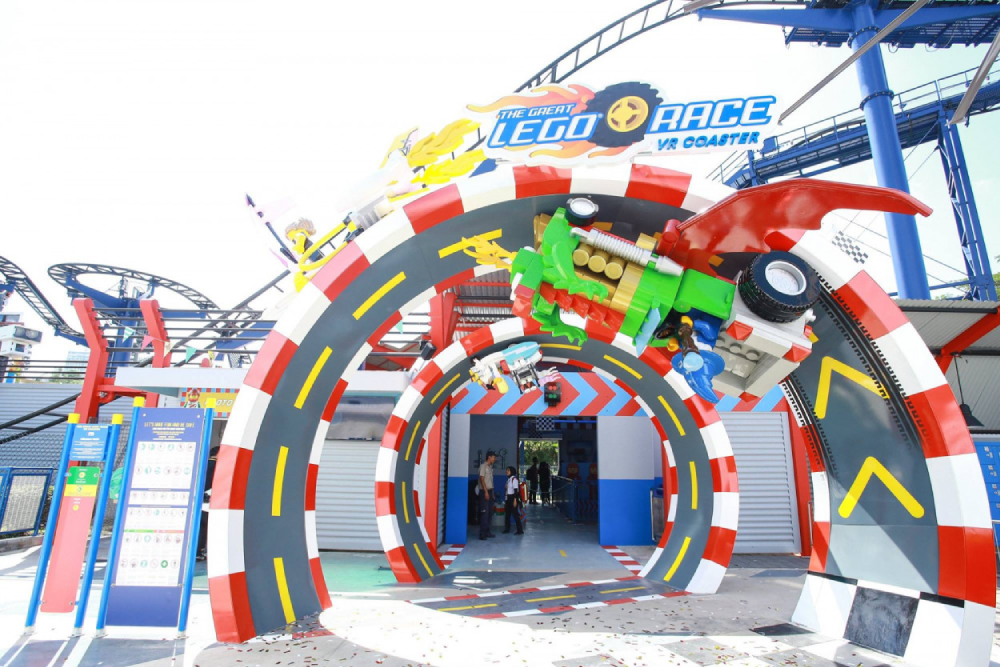 LEGOLAND Malaysia - Entdecken Sie endlosen Spaß im LEGOLAND Malaysia, wo Abenteuer für alle Altersgruppen warten. Erkunden Sie über 40 Fahrgeschäfte und Attraktionen im LEGOLAND Malaysia Freizeitpark, tauchen Sie ein in Wasserspaß im LEGOLAND Malaysia Wasserpark und bestaunen Sie Meeresleben im SEA LIFE Malaysia. LEGOLAND Malaysia ist das ultimative Ziel für Familien und bietet LEGO-inspirierte Unterhaltung, aufregende Rutschen und interaktive Lernerlebnisse. Machen Sie noch heute unvergessliche Erinnerungen im LEGOLAND Malaysia! LEGOLAND Malaysia - Bild 3 von 5