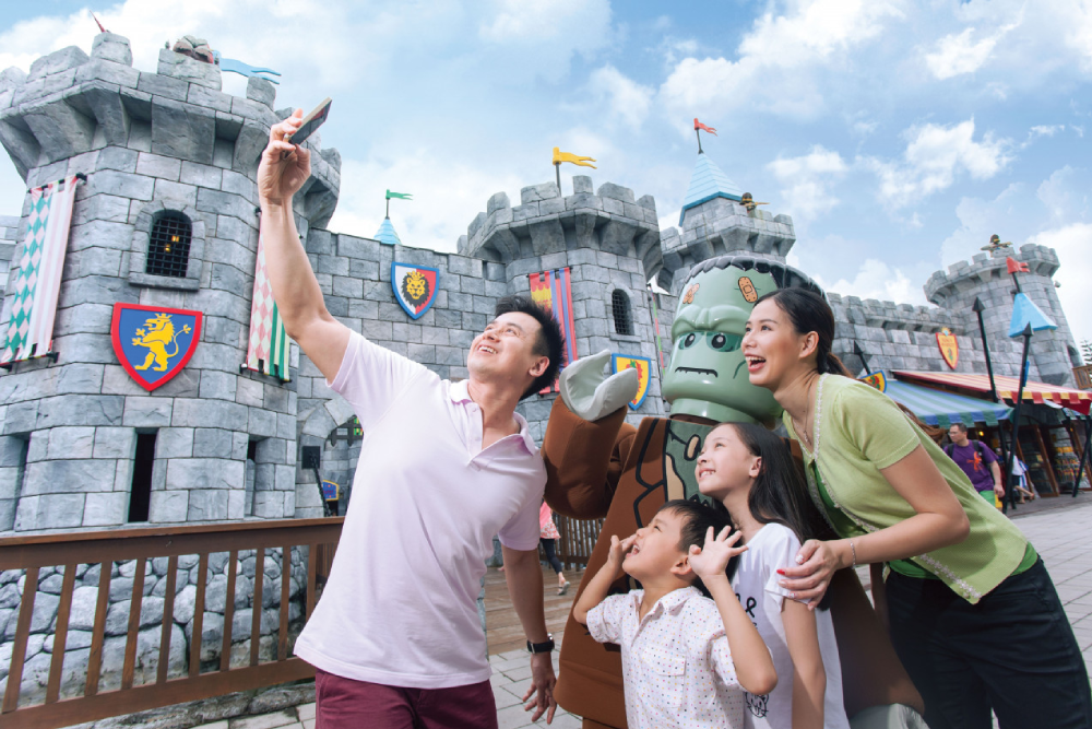 LEGOLAND Malaysia - Entdecken Sie endlosen Spaß im LEGOLAND Malaysia, wo Abenteuer für alle Altersgruppen warten. Erkunden Sie über 40 Fahrgeschäfte und Attraktionen im LEGOLAND Malaysia Freizeitpark, tauchen Sie ein in Wasserspaß im LEGOLAND Malaysia Wasserpark und bestaunen Sie Meeresleben im SEA LIFE Malaysia. LEGOLAND Malaysia ist das ultimative Ziel für Familien und bietet LEGO-inspirierte Unterhaltung, aufregende Rutschen und interaktive Lernerlebnisse. Machen Sie noch heute unvergessliche Erinnerungen im LEGOLAND Malaysia! LEGOLAND Malaysia - Bild 4 von 5