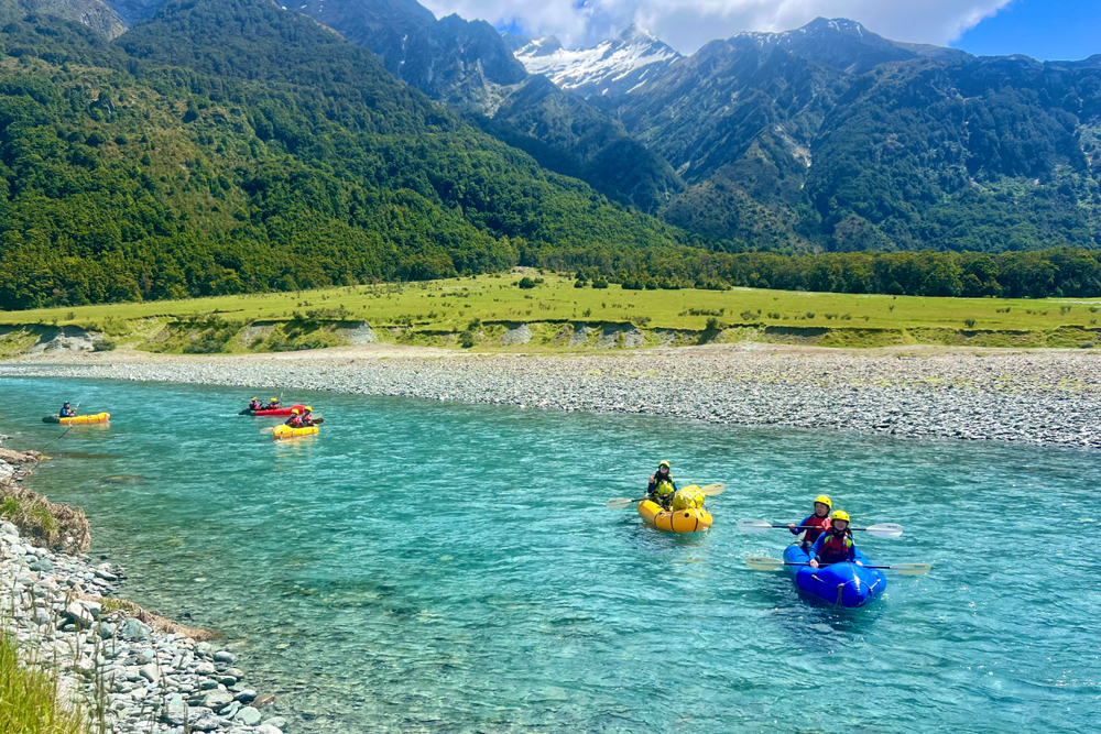 Packraft Wanaka - Erlebe ein aufregendes Packrafting-Abenteuer in Wanaka, bei dem du exklusiven Zugang zum atemberaubenden Matukituki River erhältst. Paddel durch türkisfarbene Gewässer, umgeben von beeindruckenden Bergen, Gletschern und uralten Buchenwäldern. Mit lokalen Guides und hochwertigem Equipment erwartet dich ein unvergessliches Outdoor-Erlebnis. Genieße die Schönheit und Ruhe der Natur, während du die unglaubliche Landschaft von Wanaka auf diesem einzigartigen Abenteuer erkundest. Packraft Wanaka - Bild 3 von 5