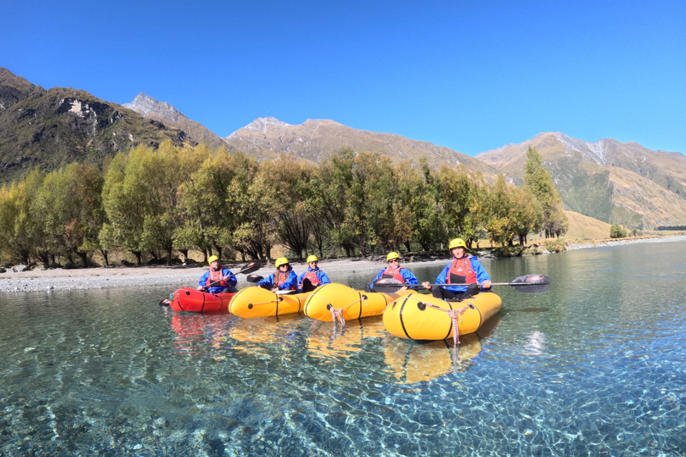 Packraft Wanaka - Erlebe ein aufregendes Packrafting-Abenteuer in Wanaka, bei dem du exklusiven Zugang zum atemberaubenden Matukituki River erhältst. Paddel durch türkisfarbene Gewässer, umgeben von beeindruckenden Bergen, Gletschern und uralten Buchenwäldern. Mit lokalen Guides und hochwertigem Equipment erwartet dich ein unvergessliches Outdoor-Erlebnis. Genieße die Schönheit und Ruhe der Natur, während du die unglaubliche Landschaft von Wanaka auf diesem einzigartigen Abenteuer erkundest. Packraft Wanaka - Bild 4 von 5