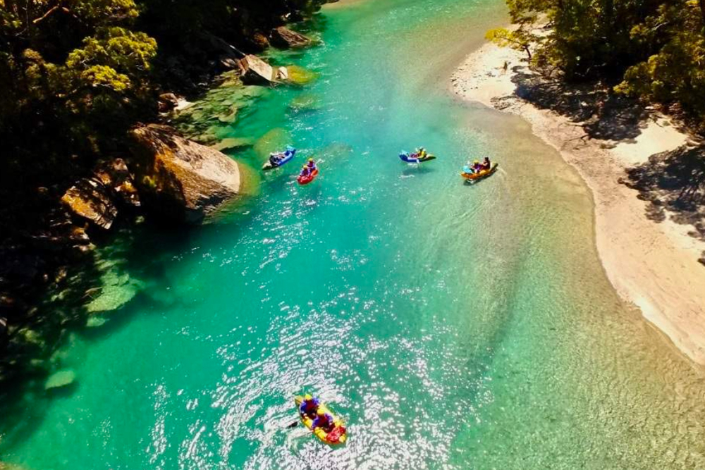 Packraft Wanaka - Erlebe ein aufregendes Packrafting-Abenteuer in Wanaka, bei dem du exklusiven Zugang zum atemberaubenden Matukituki River erhältst. Paddel durch türkisfarbene Gewässer, umgeben von beeindruckenden Bergen, Gletschern und uralten Buchenwäldern. Mit lokalen Guides und hochwertigem Equipment erwartet dich ein unvergessliches Outdoor-Erlebnis. Genieße die Schönheit und Ruhe der Natur, während du die unglaubliche Landschaft von Wanaka auf diesem einzigartigen Abenteuer erkundest. Packraft Wanaka - Bild 5 von 5