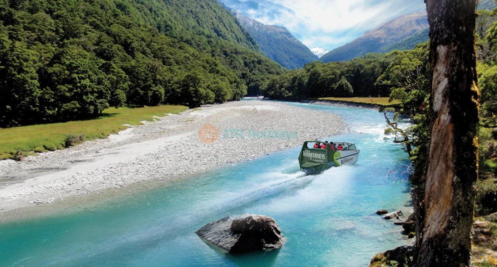 Balade en bateau-jet à Wanaka et randonnée en pleine nature - Vivez le frisson d'une balade en bateau-jet de 50 minutes sur la rivière Matukituki et explorez la superbe nature sauvage de Wanaka. Découvrez des ruisseaux alimentés par les glaciers, des forêts couvertes de mousse et des vues à couper le souffle sur le Mont Aspiring. Profitez d'occasions photo uniques et apprenez des histoires fascinantes de votre guide local. Balade en bateau-jet à Wanaka et randonnée en pleine nature - Image 1 sur 5