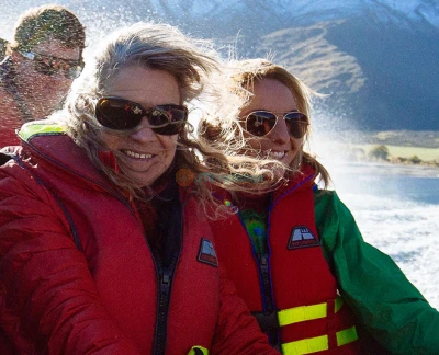 Balade en bateau-jet à Wanaka et randonnée en pleine nature - Vivez le frisson d'une balade en bateau-jet de 50 minutes sur la rivière Matukituki et explorez la superbe nature sauvage de Wanaka. Découvrez des ruisseaux alimentés par les glaciers, des forêts couvertes de mousse et des vues à couper le souffle sur le Mont Aspiring. Profitez d'occasions photo uniques et apprenez des histoires fascinantes de votre guide local. Balade en bateau-jet à Wanaka et randonnée en pleine nature - Image 2 sur 5