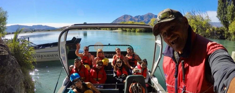 Balade en bateau-jet à Wanaka et randonnée en pleine nature - Vivez le frisson d'une balade en bateau-jet de 50 minutes sur la rivière Matukituki et explorez la superbe nature sauvage de Wanaka. Découvrez des ruisseaux alimentés par les glaciers, des forêts couvertes de mousse et des vues à couper le souffle sur le Mont Aspiring. Profitez d'occasions photo uniques et apprenez des histoires fascinantes de votre guide local. Balade en bateau-jet à Wanaka et randonnée en pleine nature - Image 3 sur 5