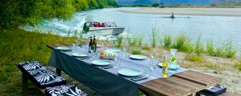 Balade en bateau-jet à Wanaka et randonnée en pleine nature - Vivez le frisson d'une balade en bateau-jet de 50 minutes sur la rivière Matukituki et explorez la superbe nature sauvage de Wanaka. Découvrez des ruisseaux alimentés par les glaciers, des forêts couvertes de mousse et des vues à couper le souffle sur le Mont Aspiring. Profitez d'occasions photo uniques et apprenez des histoires fascinantes de votre guide local. Balade en bateau-jet à Wanaka et randonnée en pleine nature - Image 4 sur 5