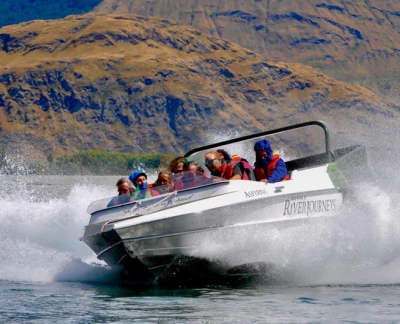 Balade en bateau-jet à Wanaka et randonnée en pleine nature - Vivez le frisson d'une balade en bateau-jet de 50 minutes sur la rivière Matukituki et explorez la superbe nature sauvage de Wanaka. Découvrez des ruisseaux alimentés par les glaciers, des forêts couvertes de mousse et des vues à couper le souffle sur le Mont Aspiring. Profitez d'occasions photo uniques et apprenez des histoires fascinantes de votre guide local. Balade en bateau-jet à Wanaka et randonnée en pleine nature - Image 5 sur 5