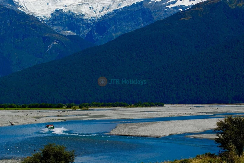 Paseo en lancha a motor en Wanaka y caminata por la naturaleza - Image 6 of 7