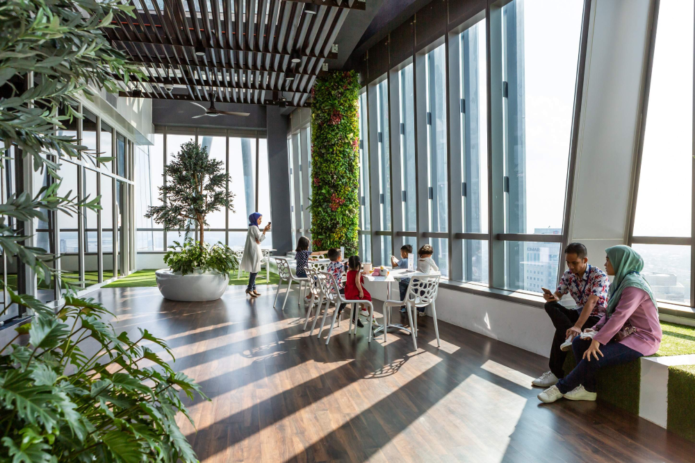 Skyscape Johor Bahru - ¡Experimenta la emoción en Skyscape Johor Bahru, el primer espacio aéreo de entretenimiento de la ciudad! Camina por el Puente Celestial con suelo de vidrio a 149m sobre el suelo y disfruta de vistas impresionantes. Skyscape Johor Bahru ofrece actividades divertidas como juegos de realidad virtual, un túnel LED y atracciones interactivas para todas las edades. No pierdas la oportunidad de visitar Skyscape Johor Bahru para momentos inolvidables con familia y amigos. ¡Reserva tus entradas ahora para explorar todo lo que Skyscape Johor Bahru tiene para ofrecer! Skyscape Johor Bahru - Imagen 1 de 5