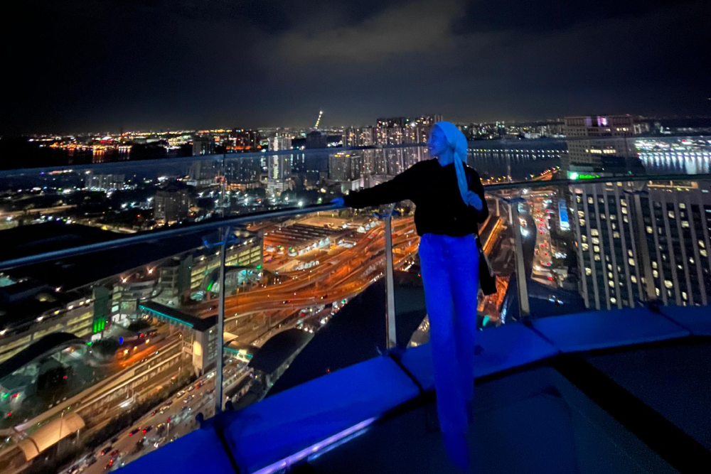 Skyscape Johor Bahru - ¡Experimenta la emoción en Skyscape Johor Bahru, el primer espacio aéreo de entretenimiento de la ciudad! Camina por el Puente Celestial con suelo de vidrio a 149m sobre el suelo y disfruta de vistas impresionantes. Skyscape Johor Bahru ofrece actividades divertidas como juegos de realidad virtual, un túnel LED y atracciones interactivas para todas las edades. No pierdas la oportunidad de visitar Skyscape Johor Bahru para momentos inolvidables con familia y amigos. ¡Reserva tus entradas ahora para explorar todo lo que Skyscape Johor Bahru tiene para ofrecer! Skyscape Johor Bahru - Imagen 3 de 5