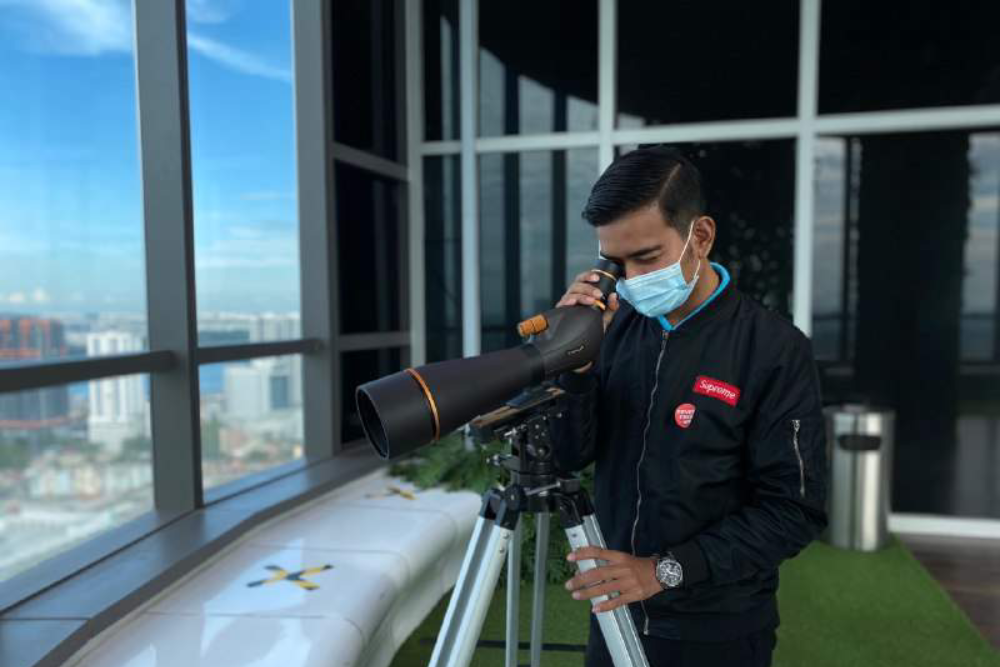 Skyscape Johor Bahru - ¡Experimenta la emoción en Skyscape Johor Bahru, el primer espacio aéreo de entretenimiento de la ciudad! Camina por el Puente Celestial con suelo de vidrio a 149m sobre el suelo y disfruta de vistas impresionantes. Skyscape Johor Bahru ofrece actividades divertidas como juegos de realidad virtual, un túnel LED y atracciones interactivas para todas las edades. No pierdas la oportunidad de visitar Skyscape Johor Bahru para momentos inolvidables con familia y amigos. ¡Reserva tus entradas ahora para explorar todo lo que Skyscape Johor Bahru tiene para ofrecer! Skyscape Johor Bahru - Imagen 5 de 5