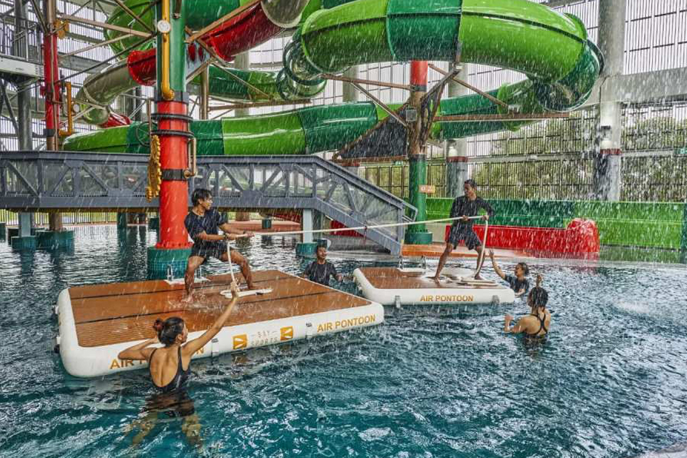 HomeTeamNS Aqua Abenteuer - Tauchen Sie ein in einen aufregenden Tag im HomeTeamNS Aqua Abenteuer in Singapur. Bezwingen Sie den Indoor-Aquatic-Seilgarten, rutschen Sie durch die 85 Meter lange Black Hole Rutsche mit leuchtenden Aqualucent-Streifen und fordern Sie sich selbst in der Indoor-Netz-Hindernis-Arena heraus. Perfekt für Familie und Freunde, verspricht dieses Abenteuer endlosen Nass- und Trockenspaß für alle Altersgruppen. HomeTeamNS Aqua Abenteuer - Bild 1 von 5
