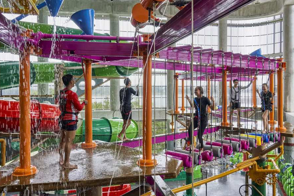 HomeTeamNS Aqua Abenteuer - Tauchen Sie ein in einen aufregenden Tag im HomeTeamNS Aqua Abenteuer in Singapur. Bezwingen Sie den Indoor-Aquatic-Seilgarten, rutschen Sie durch die 85 Meter lange Black Hole Rutsche mit leuchtenden Aqualucent-Streifen und fordern Sie sich selbst in der Indoor-Netz-Hindernis-Arena heraus. Perfekt für Familie und Freunde, verspricht dieses Abenteuer endlosen Nass- und Trockenspaß für alle Altersgruppen. HomeTeamNS Aqua Abenteuer - Bild 3 von 5