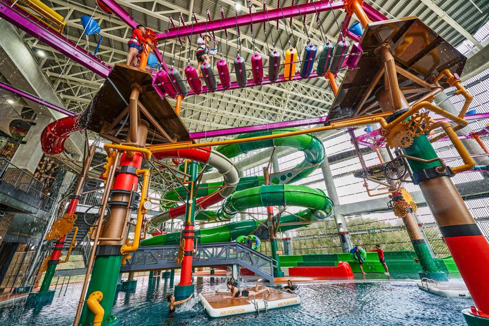 HomeTeamNS Aqua Abenteuer - Tauchen Sie ein in einen aufregenden Tag im HomeTeamNS Aqua Abenteuer in Singapur. Bezwingen Sie den Indoor-Aquatic-Seilgarten, rutschen Sie durch die 85 Meter lange Black Hole Rutsche mit leuchtenden Aqualucent-Streifen und fordern Sie sich selbst in der Indoor-Netz-Hindernis-Arena heraus. Perfekt für Familie und Freunde, verspricht dieses Abenteuer endlosen Nass- und Trockenspaß für alle Altersgruppen. HomeTeamNS Aqua Abenteuer - Bild 4 von 5
