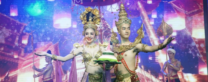 暹罗幻想秀 - 在曼谷体验暹罗幻想秀的魔力,泰国文化、艺术和传统在惊艳的表演中栩栩如生。暹罗幻想秀汇集了令人难以置信的杂技、美丽的舞蹈和激动人心的表演,定会让您惊叹。沉浸于泰国丰富的历史和生动的故事中,感受暹罗幻想秀。从武术到传统服饰,暹罗幻想秀呈现出无与伦比的文化盛宴。立即预订您的暹罗幻想秀门票,尽享曼谷难忘体验! 暹罗幻想秀 - 图片 3 的 5