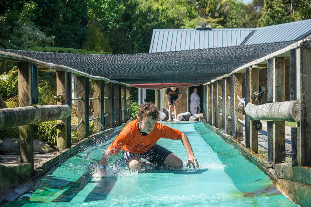 Parque Acuático y de Aventura Waimarino - Descubre diversión sin fin en el Parque Acuático y de Aventura Waimarino en Tauranga. Disfruta de actividades emocionantes como el BLOB, el columpio Tarzán y el tobogán resbaladizo, o haz kayak por el tranquilo río Wairoa. Perfecto para familias y aventureros, el parque ofrece relajación con áreas de picnic y comodidades confortables. Planifica tu visita hoy. Parque Acuático y de Aventura Waimarino - Imagen 1 de 5